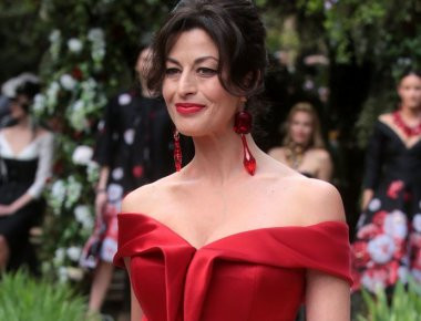 Η Δωροθέα Μερκούρη ποζάρει ολόγυμνη στον καναπέ της (φωτό)